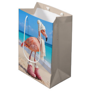Flamingo zum Geburtstag mit Winter-Schal und Hut Mittlere Geschenktüte