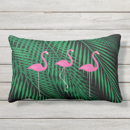 Flamingos u. tropische Palmblätter auf schwarzem Lendenkissen