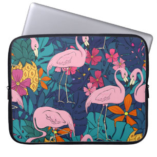 Flamingos vor einem Hintergrund aus tropischen Blä Laptopschutzhülle