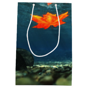Flamme in der Wasser-Geschenktasche Mittlere Geschenktüte