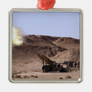 Flamme und Rauch taucht von der Mündung auf Silbernes Ornament