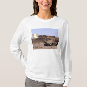 Flamme und Rauch taucht von der Mündung auf T-Shirt