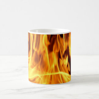 Flammen, die Tasse verwandeln