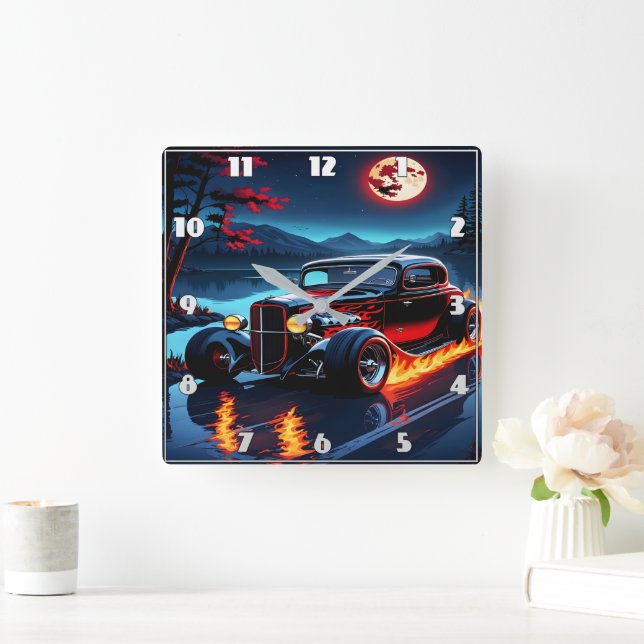 Flammen und Mondlicht tanzen über einem klassische Quadratische Wanduhr (Zuhause)