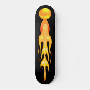 Flammend heißer Ball in rot orange & gelb auf schw Skateboard