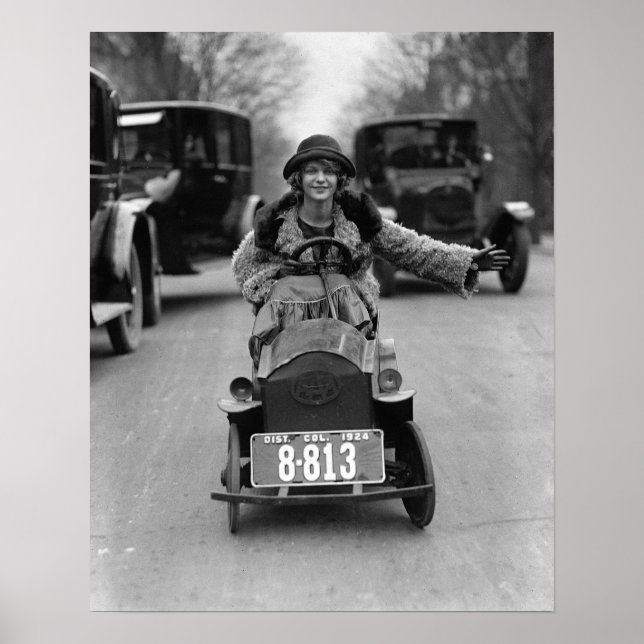 Flapper Driving Pedal Car, 1924. Vintages Foto Poster (Vorne)