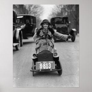 Flapper fährt mit Pedalauto, 1924. Vintage-Foto Poster