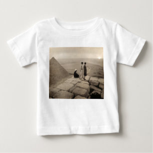 Flapper Girls Sunrise Khufu Pyramid, Ägypten 1920 Baby T-shirt