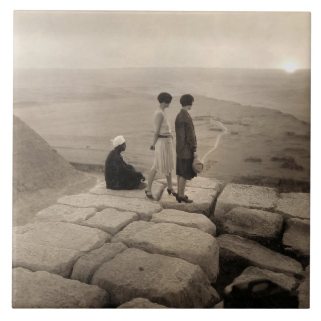 Flapper Girls Sunrise Khufu Pyramid, Ägypten 1920 Fliese (Vorderseite)