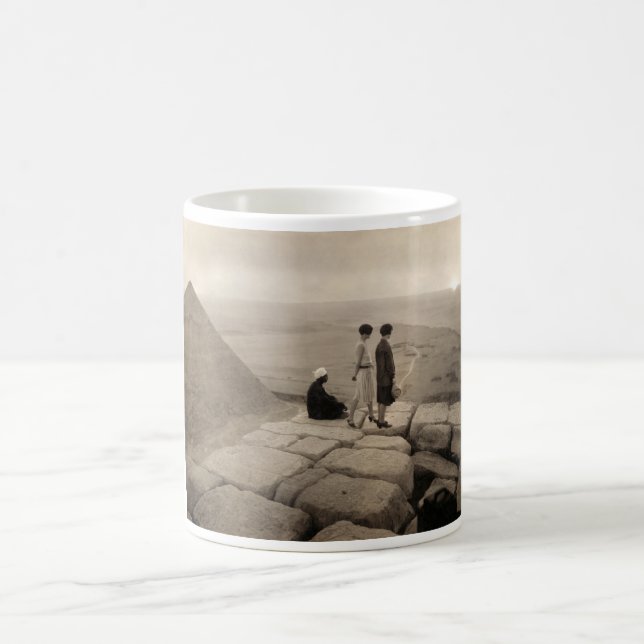 Flapper Girls Sunrise Khufu Pyramid, Ägypten 1920 Kaffeetasse (Mittel)