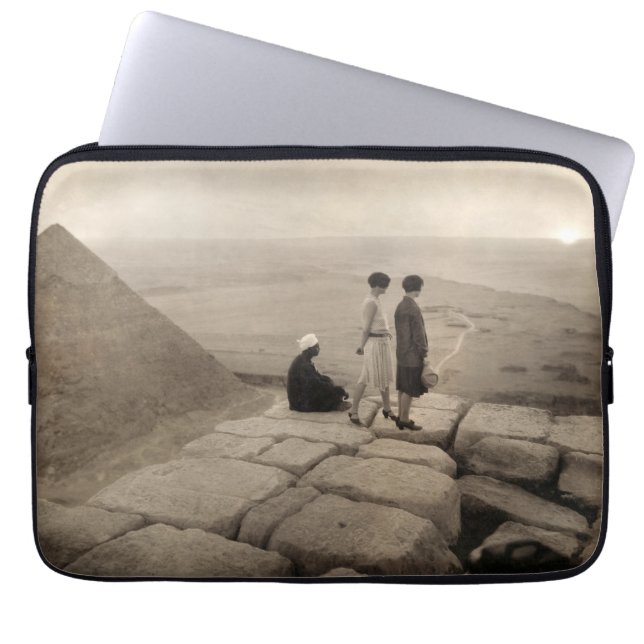 Flapper Girls Sunrise Khufu Pyramid, Ägypten 1920 Laptopschutzhülle (Vorderseite)