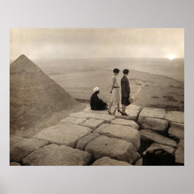 Flapper Girls Sunrise Khufu Pyramid, Ägypten 1920 Poster (Vorne)
