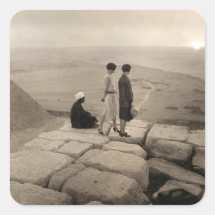 Flapper Girls Sunrise Khufu Pyramid, Ägypten 1920 Quadratischer Aufkleber
