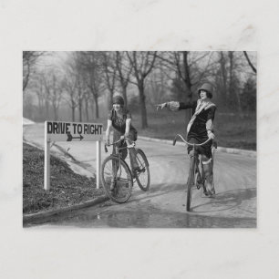 Flapper-Mädchen beim Fahrradfahren, 1925 Postkarte
