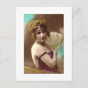 Flapper-Mädchen in Lila mit einem Fächer Postkarte
