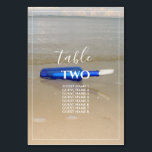 Flasche am Strand Sand Hochzeitsgäste Namen Tischnummer<br><div class="desc">Dieses Design verfügt über eine Flasche am Strand. Die schöne blaue Flaschenfarbe kontrastiert mit dem goldenen Sand und schafft so eine perfekte Übereinstimmung. Der weiße, feine Rahmen bildet einen perfekten Rahmen für die blaue Flasche, die auf dem Sand gespült wird, und fügt sich harmonisch in die moderne, weiße Typografie ein....</div>