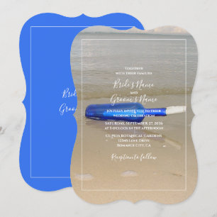 Flasche auf Hochzeitssandstrand Einladung