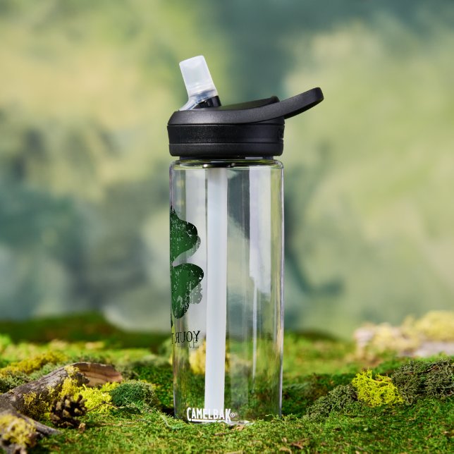 Flasche mit gebrauchtem, geplagtem, grünem Glück (Außenbereich)
