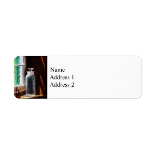 Flasche mit Reagenz und kleine braune Flasche