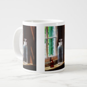 Flasche mit Reagenz und kleine braune Flasche Jumbo-Tasse