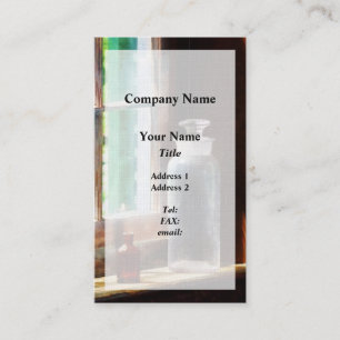 Flasche mit Reagenz und kleine braune Flasche Visitenkarte