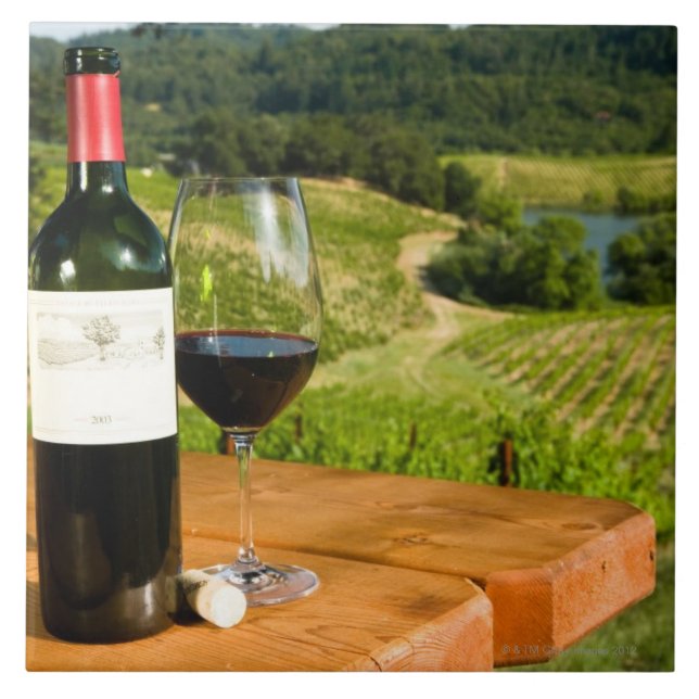 Flasche Rotwein und Glas auf Tabelle Fliese (Vorderseite)