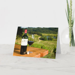 Flasche Rotwein und Glas auf Tabelle Karte