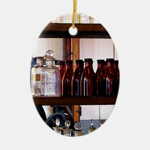 Flaschen auf Regalen Keramik Ornament