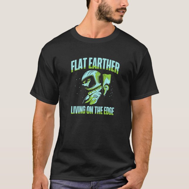 Flat Earther Living On The Edge Flat Earth Society T-Shirt (Vorderseite)