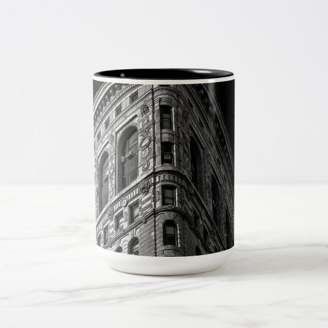 Flatiron Gebäude in Manhattan, NYC Zweifarbige Tasse (Mittel)