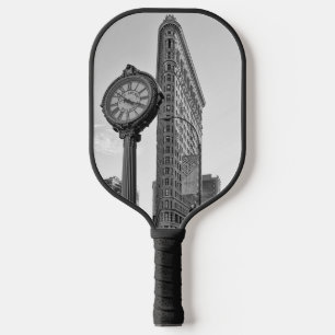Flatiron Gebäude und Uhr in Schwarz und Weiß 2 Pickleball Schläger