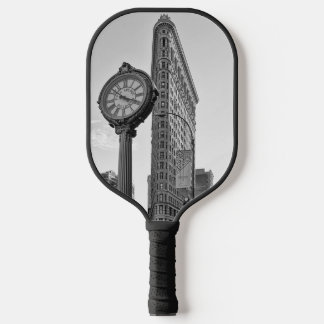 Flatiron Gebäude und Uhr in Schwarz und Weiß 2 Pickleball Schläger