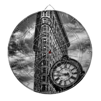 Flatiron Gebäude und Uhr in Schwarz und Weiß Dartscheibe