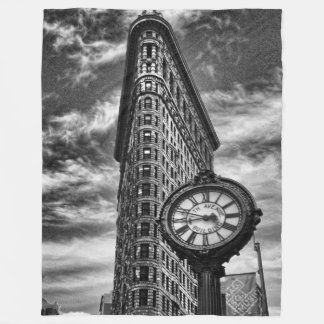 Flatiron Gebäude und Uhr in Schwarz und Weiß Fleecedecke