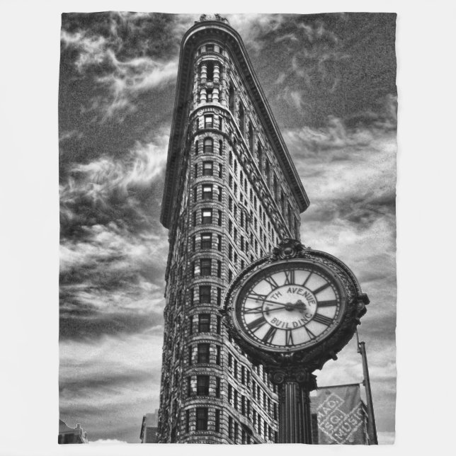 Flatiron Gebäude und Uhr in Schwarz und Weiß Fleecedecke (Vorderseite)