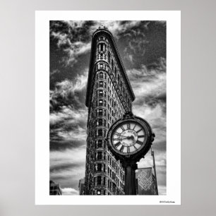 Flatiron Gebäude und Uhr in Schwarz und Weiß Poster