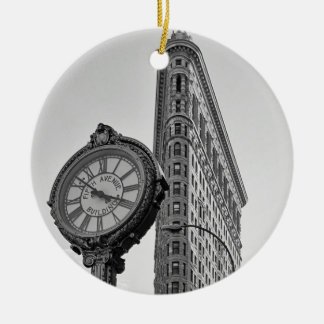 Flatiron Gebäude und Uhr in Schwarz-weißem #2 Keramik Ornament