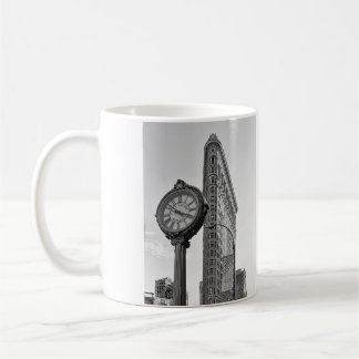 Flatiron Gebäude und Uhr in Schwarz-weißem #2 Tasse