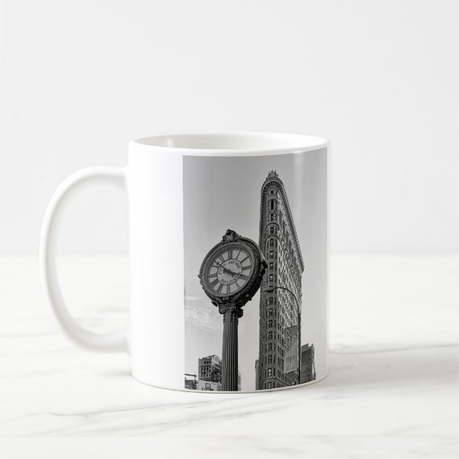 Flatiron Gebäude und Uhr in Schwarz-weißem #2 Tasse (Links)