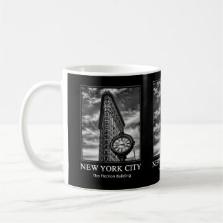 Flatiron Gebäude und Uhr in Schwarzweiss-1C Tasse
