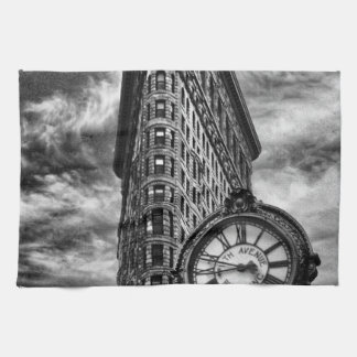 Flatiron Gebäude und Uhr in Schwarzweiss Handtuch
