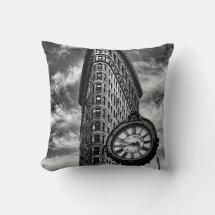 Flatiron-Gebäude und Uhr in Schwarzweiß Kissen