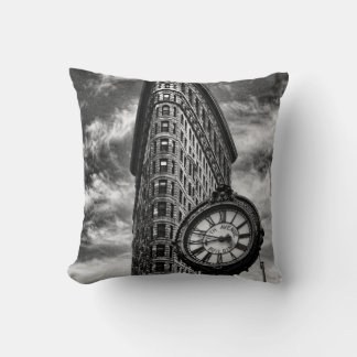 Flatiron Gebäude und Uhr in Schwarzweiss Kissen