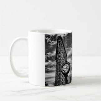 Flatiron Gebäude und Uhr in Schwarzweiss Tasse