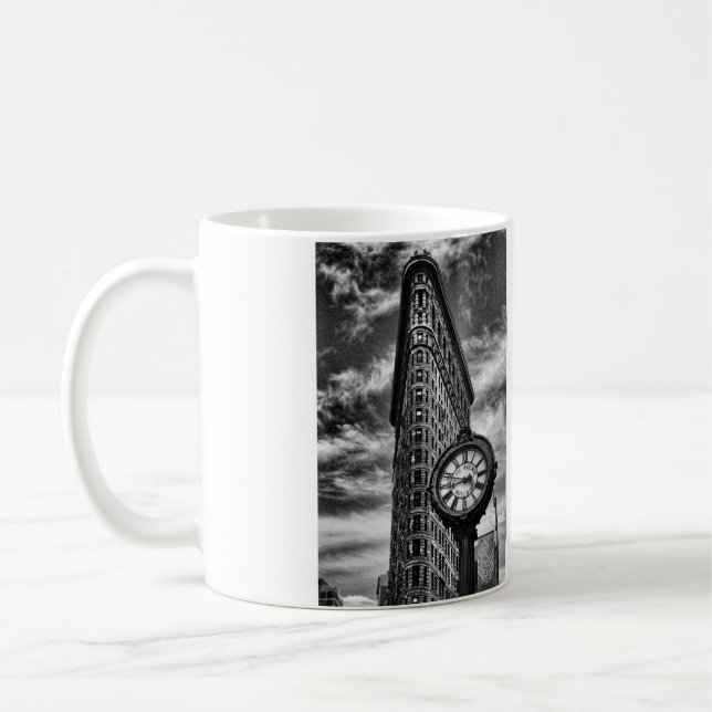 Flatiron Gebäude und Uhr in Schwarzweiss Tasse (Links)