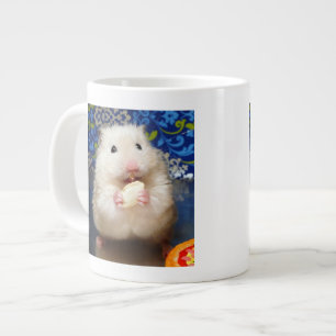 Flauschianischer Hamster Kokolinka frisst Samen Jumbo-Tasse