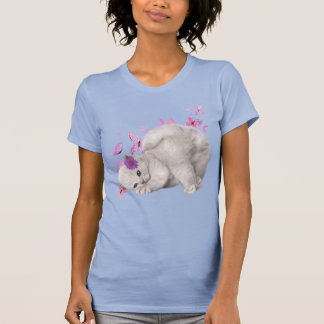 Flauschig weiße Kitten umgeben von rosa Blume und T-Shirt