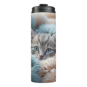 Flauschiges Kätzchen in einer weichen Decke Thermosbecher