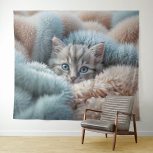 Flauschiges Kätzchen in einer weichen Decke Wandteppich