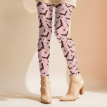 Fledermäuse Spinnen Pink Girlie Retro Einfaches Ha Leggings<br><div class="desc">Dieses lustige Halloween-Design verwendet ein zufälligeres Muster aus einfachen braunen Fledermäusen und Spinnen auf einem gürtelrosa Hintergrund, das an die Farbe angepasst werden kann, die Sie sich wünschen. Dieses lustige Design hat ein Retro-Ambiente und kann mit jedem Top während des Herbstes und der Sportsaison gepaart werden! Mischen und mit allen...</div>